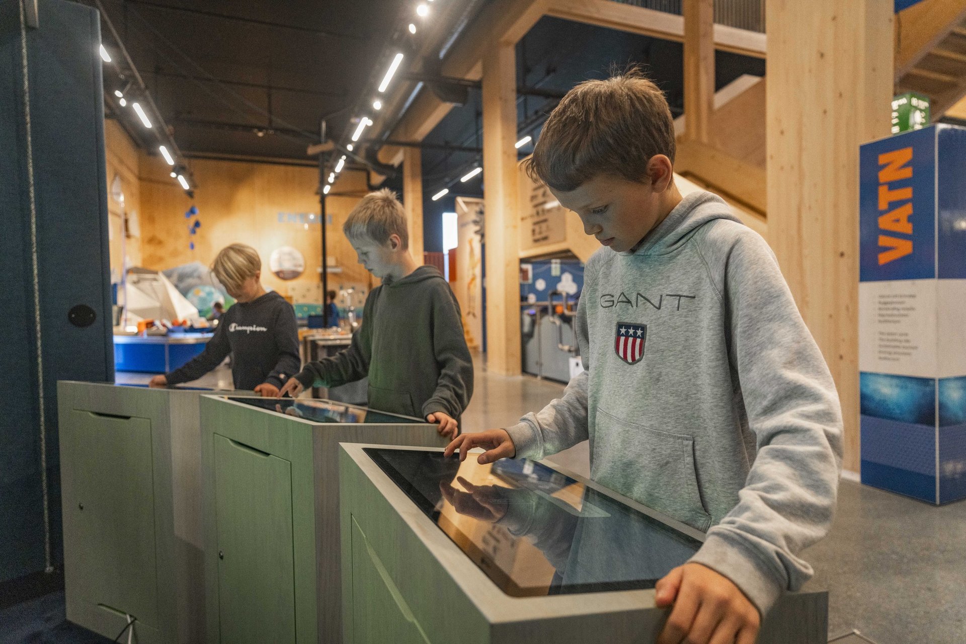 Barn spiller på Spenningsmeisteren i utstillingen på ViteMeir